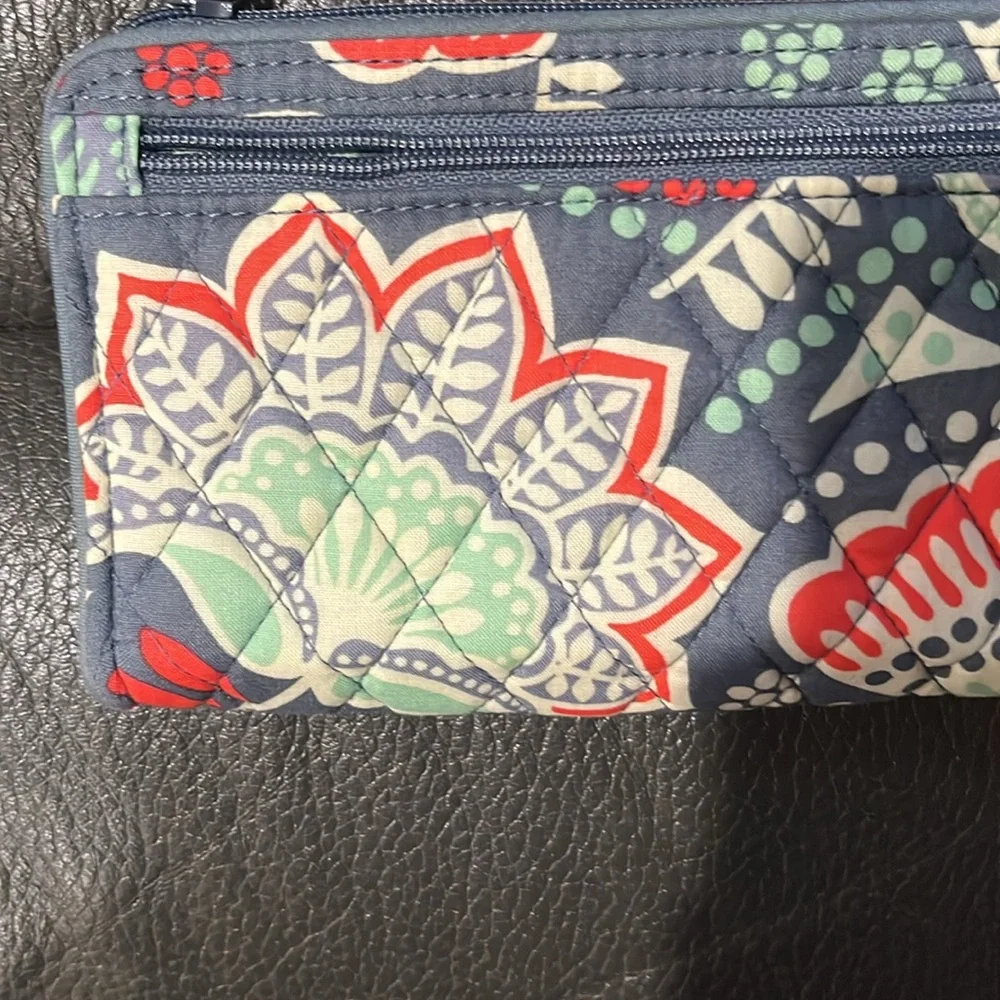 Vera Bradley front zip wallet in nomadic floral